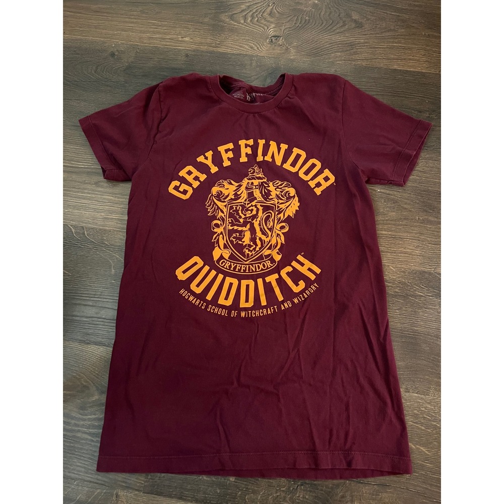 Harry Potter Gryffindor Quidditch T-Shirt Maroon Small Wizarding World Hogwarts